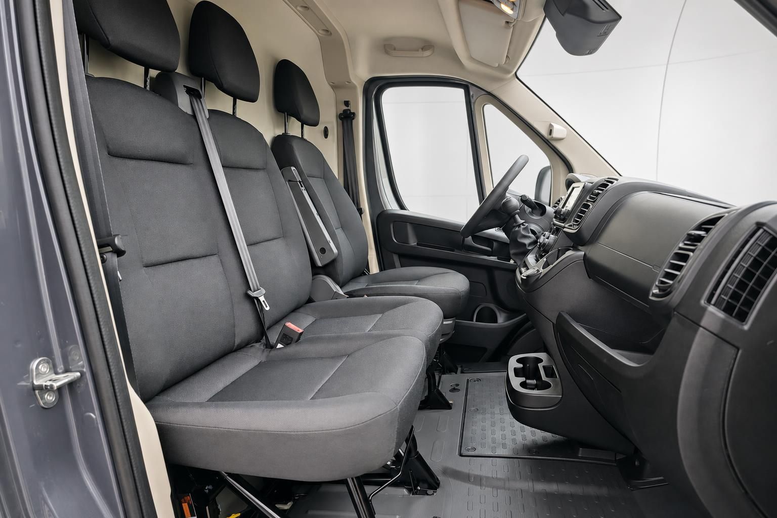 Fiat Ducato Innenraum mit Fahrersitzen und Cockpit im Detail