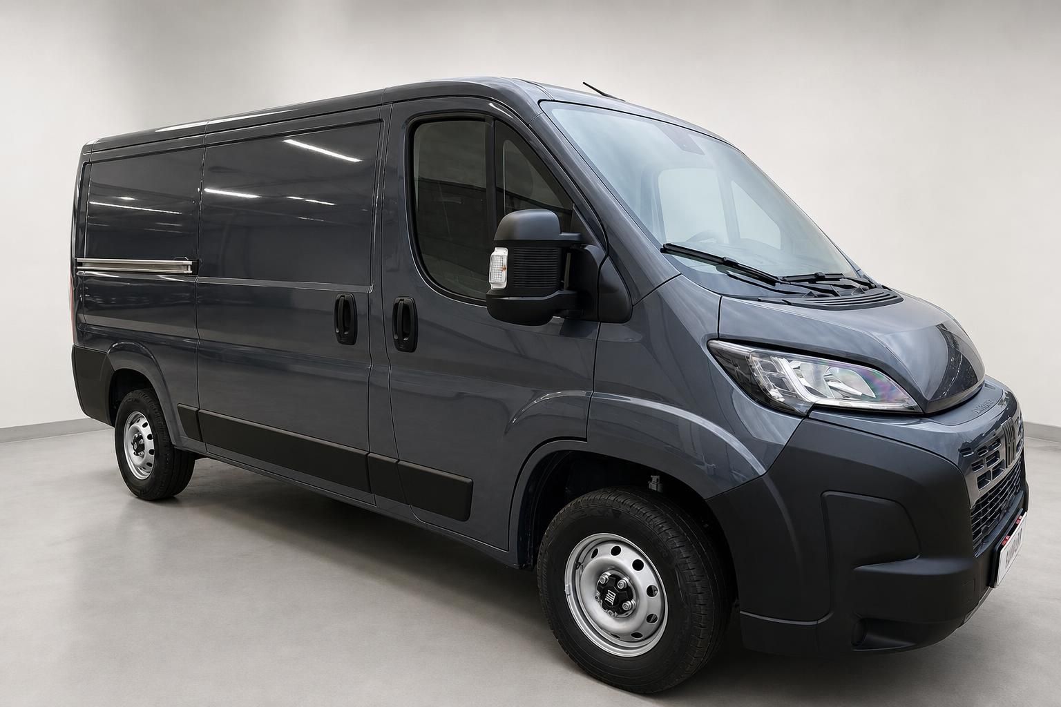Fiat Ducato Kastenwagen grau Schraegansicht vorne seitlich