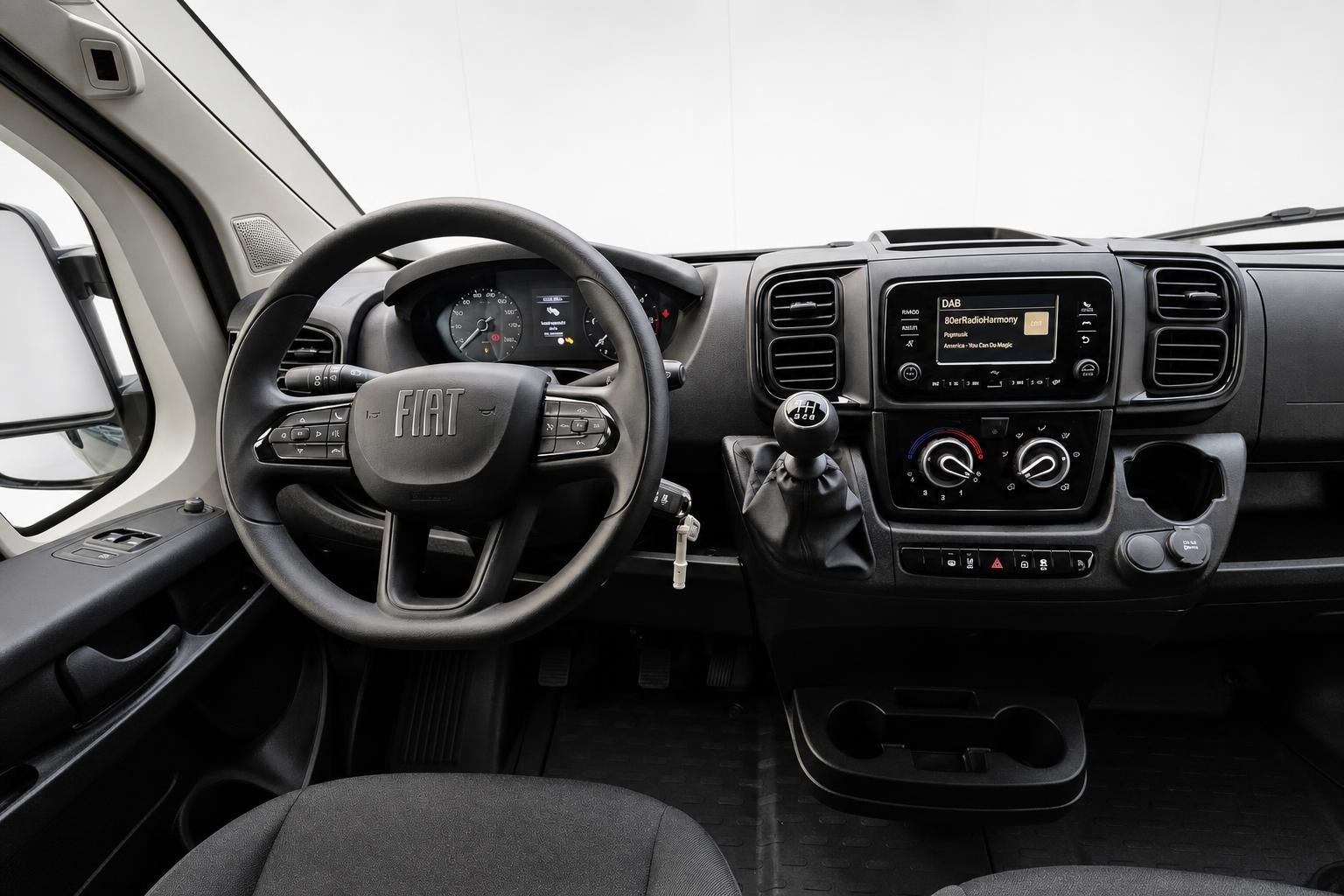 Fiat Ducato Cockpit mit Lenkrad und Multimedia Display Nahaufnahme