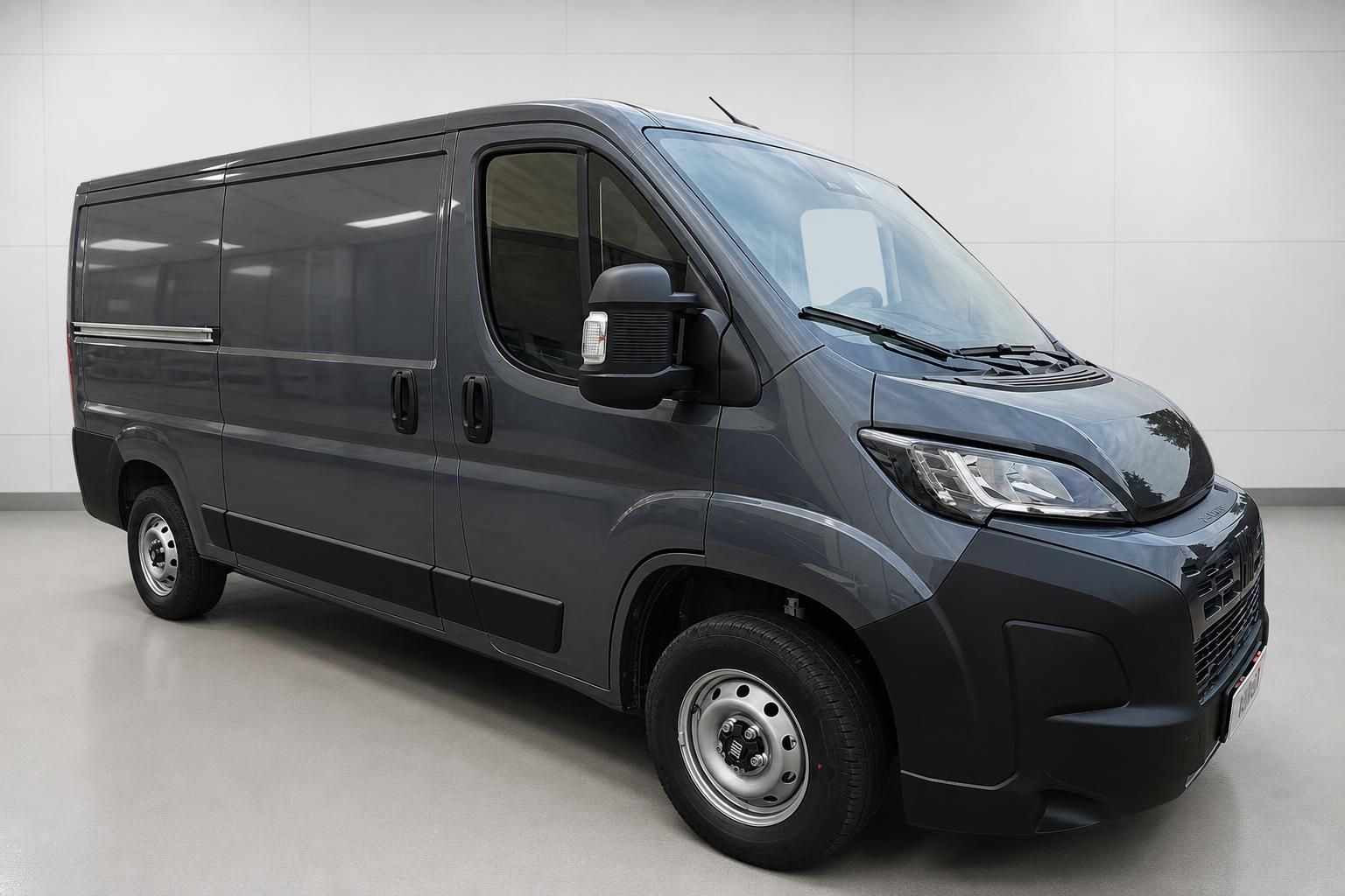 Fiat Ducato Kastenwagen dunkelgrau Halbseitenansicht vorne