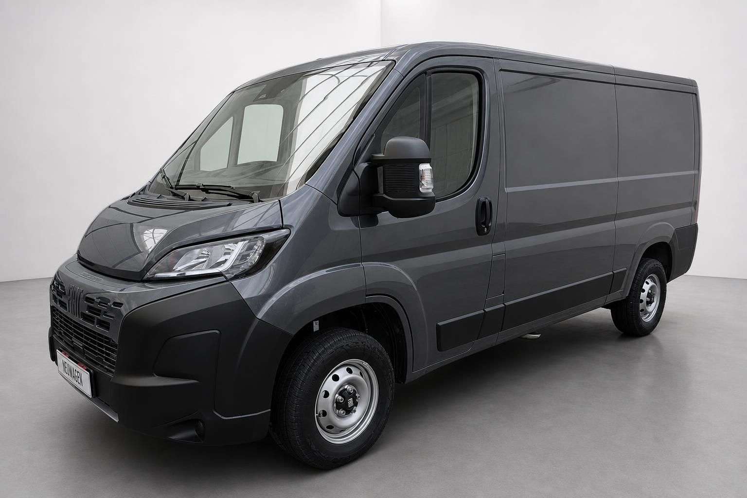 Fiat Ducato Kastenwagen grau Frontansicht schraeg Neuwagen