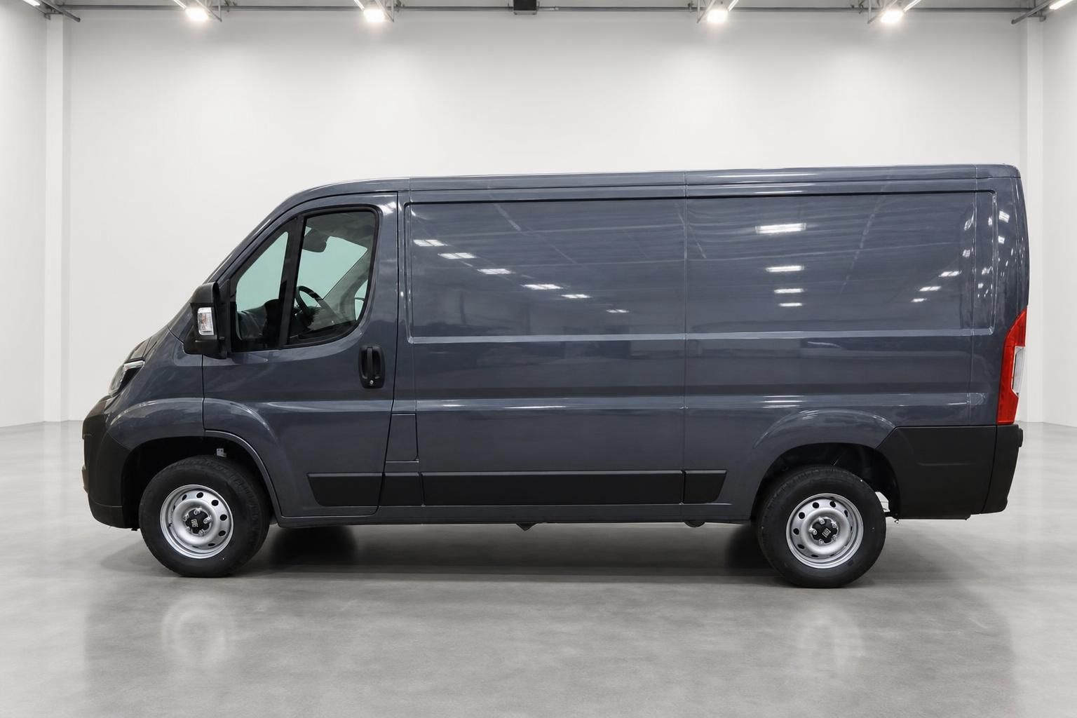 Fiat Ducato Kastenwagen grau Seitenansicht im Studio