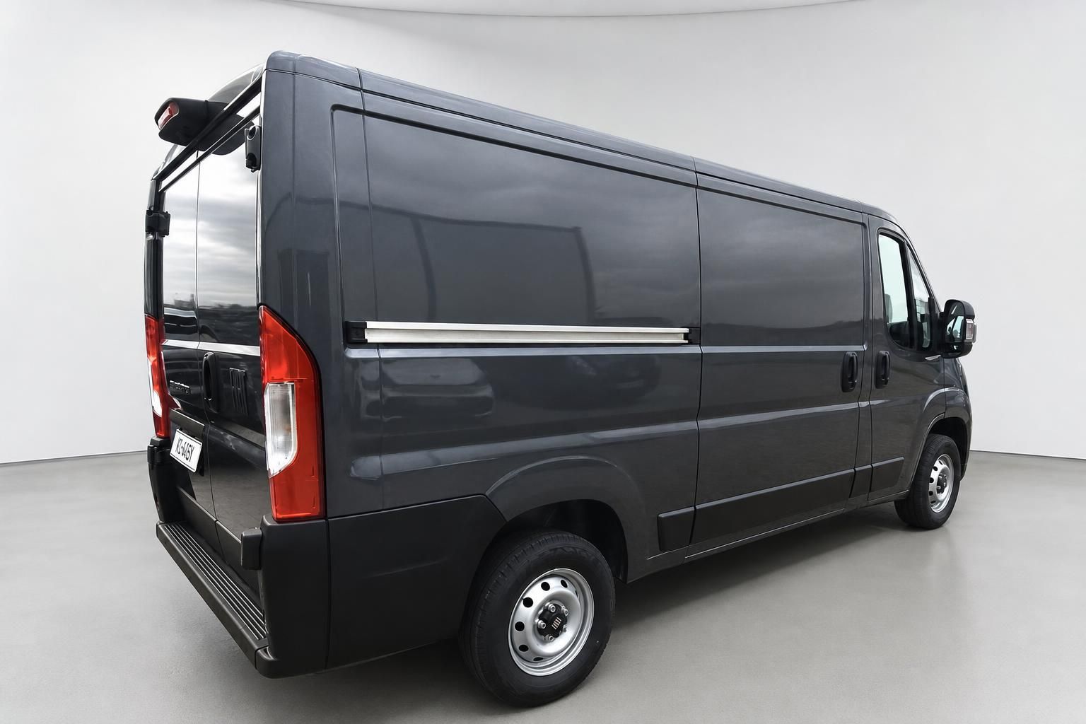 Fiat Ducato Kastenwagen dunkelgrau, Heckansicht schraeg von hinten