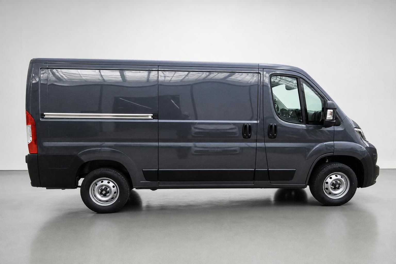 Fiat Ducato Kastenwagen grau, Seitenansicht im Studio