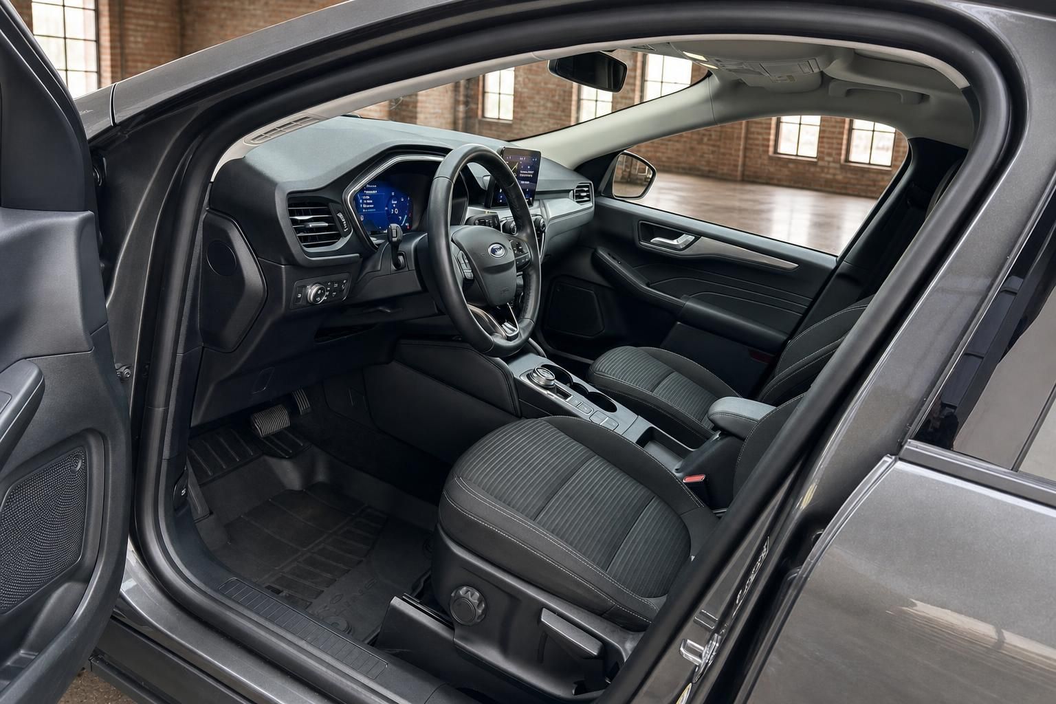 Ford Kuga Innenraum mit Cockpit und Sitzen