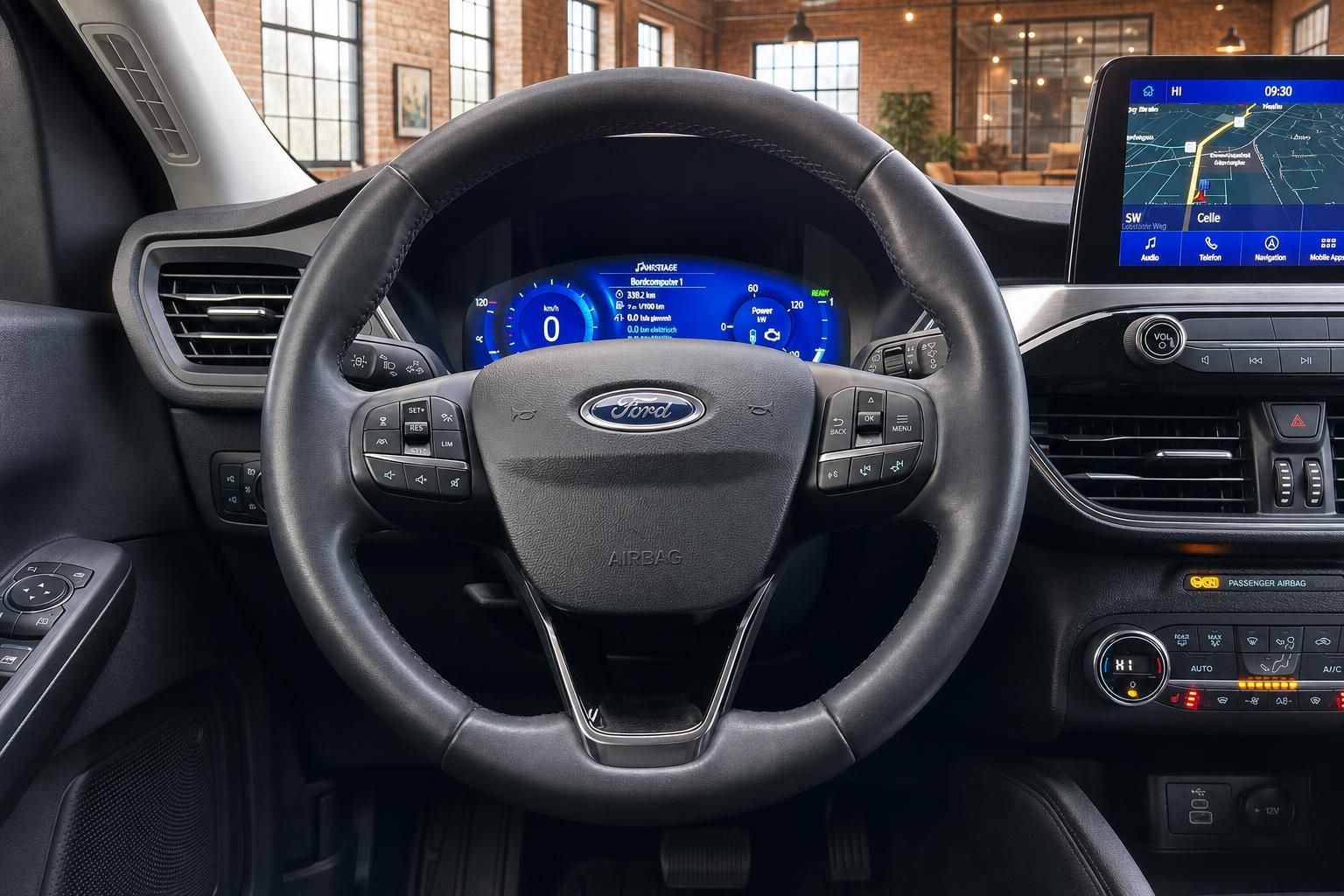 Ford Lenkrad mit Bordcomputer und Navigationsdisplay im Cockpit