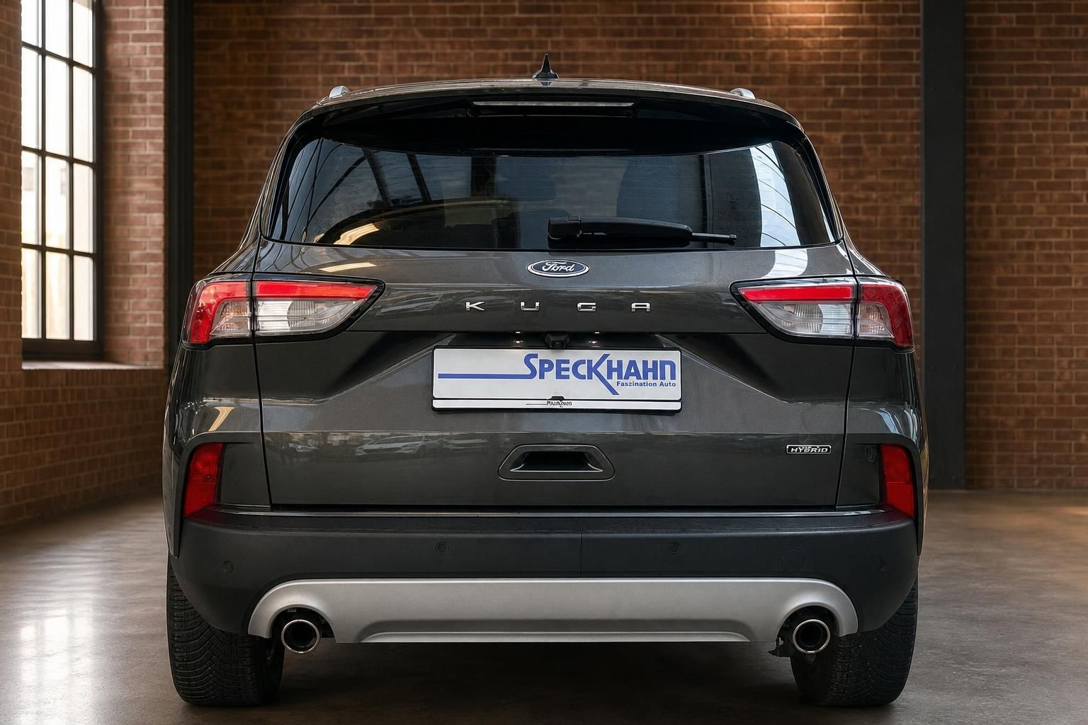 Ford Kuga Hybrid, Heckansicht mit Rückleuchten und Kennzeichen
