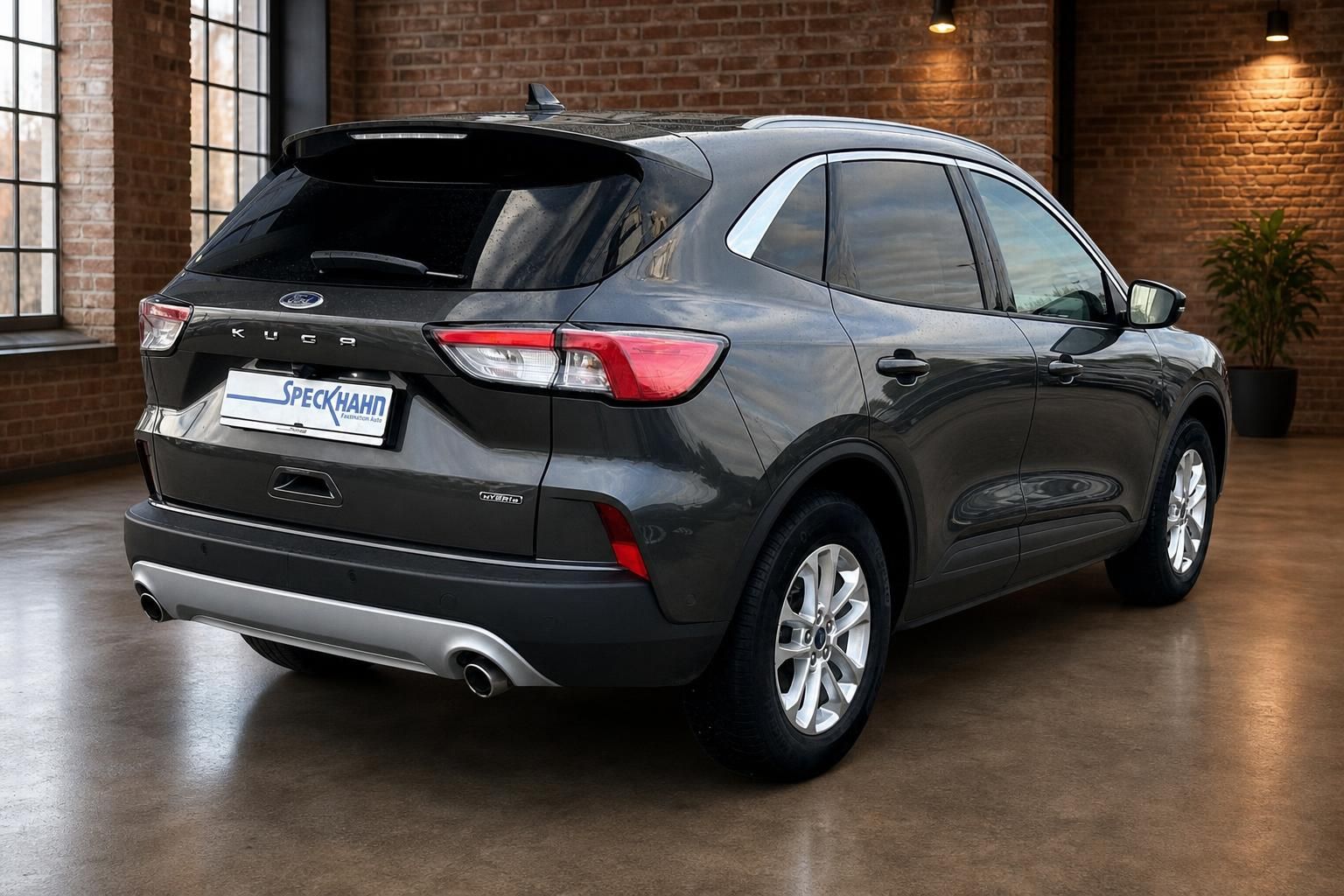 Ford Kuga Hybrid in Grau, Heckansicht schräg von hinten