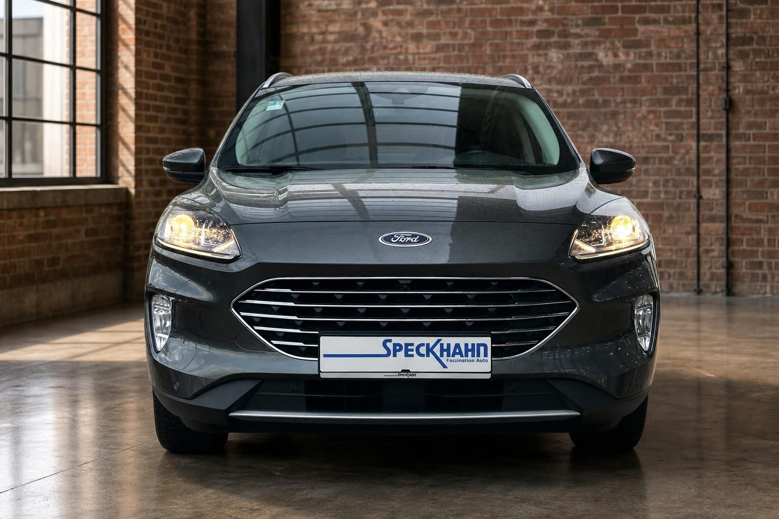 Ford Kuga Frontansicht in grau bei Speckhahn