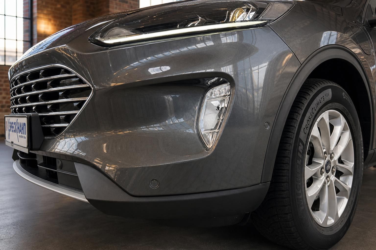 Ford Kuga Detailansicht Frontstoßstange und Scheinwerfer