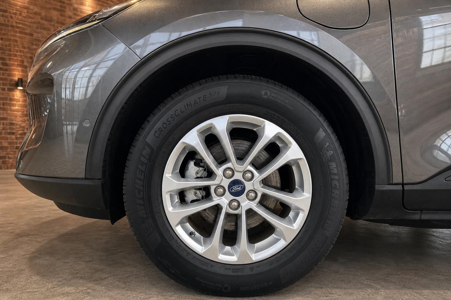 Ford Kuga Leichtmetallfelge mit Michelin Reifen im Detail