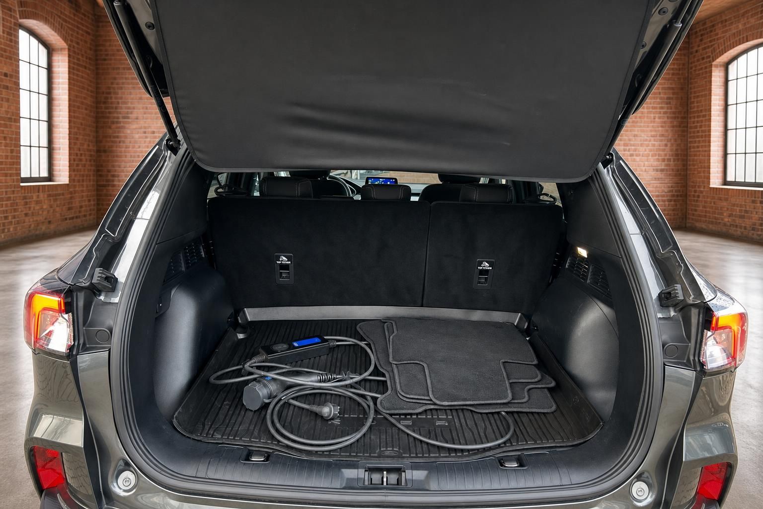 Ford Kuga Kofferraum mit Ladekabel und Fußmatten