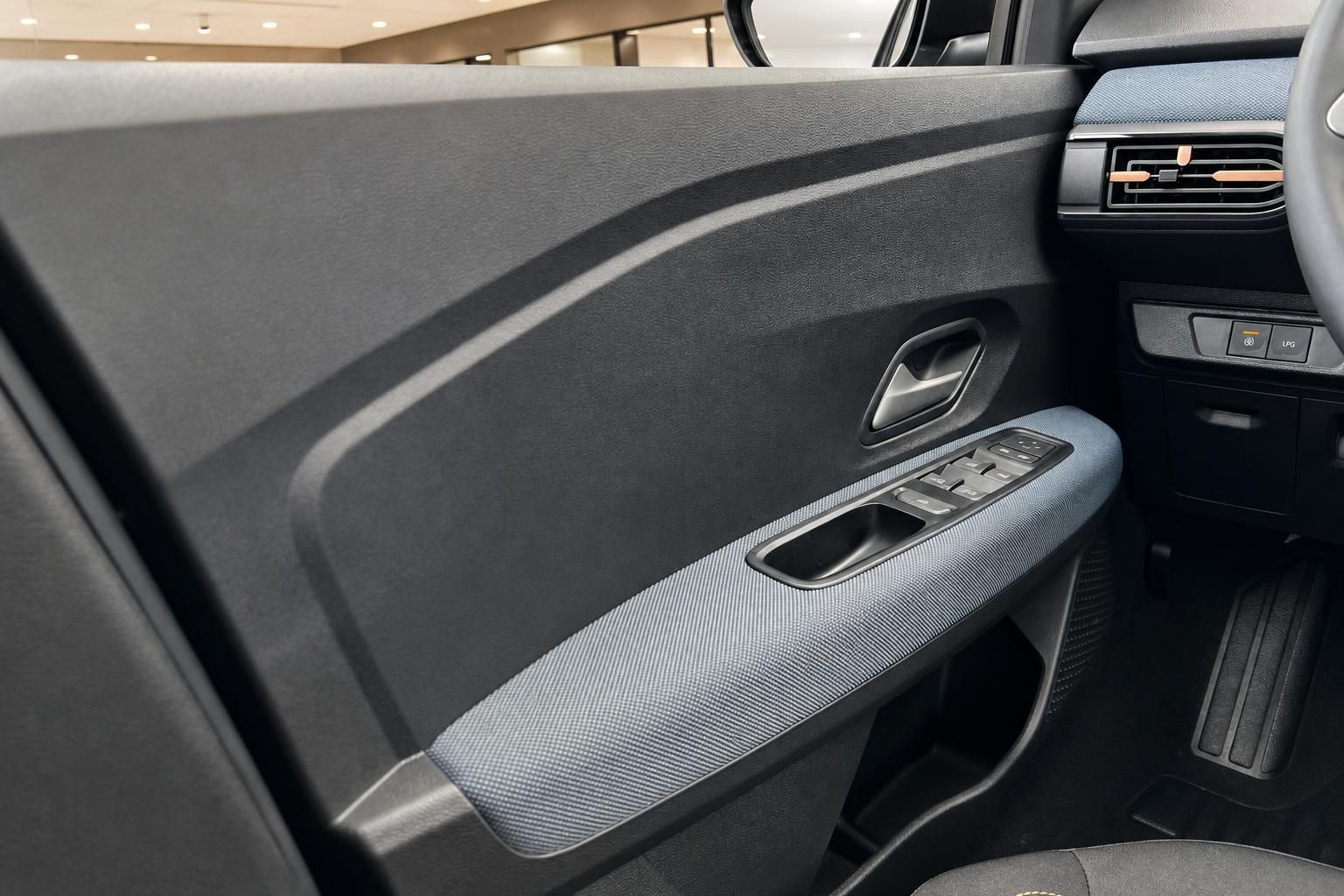 Türverkleidung mit Fensterheber im Dacia Innenraum