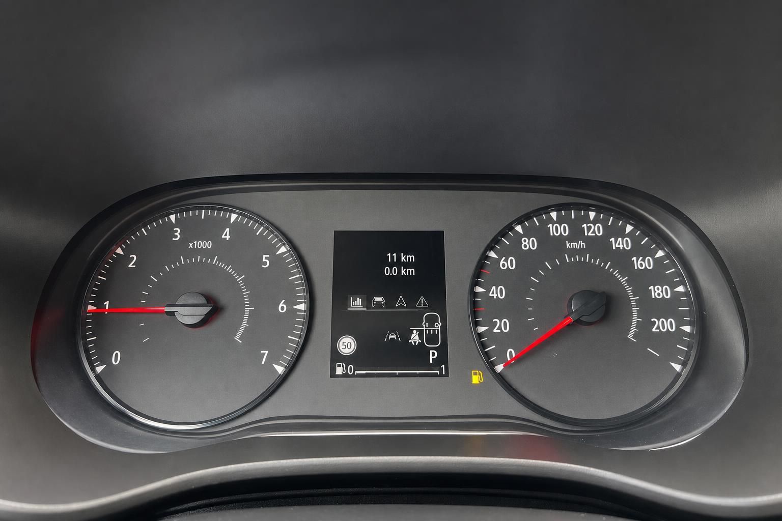 Tachometer und Bordcomputer mit Kilometerstand im Fahrzeuginnenraum