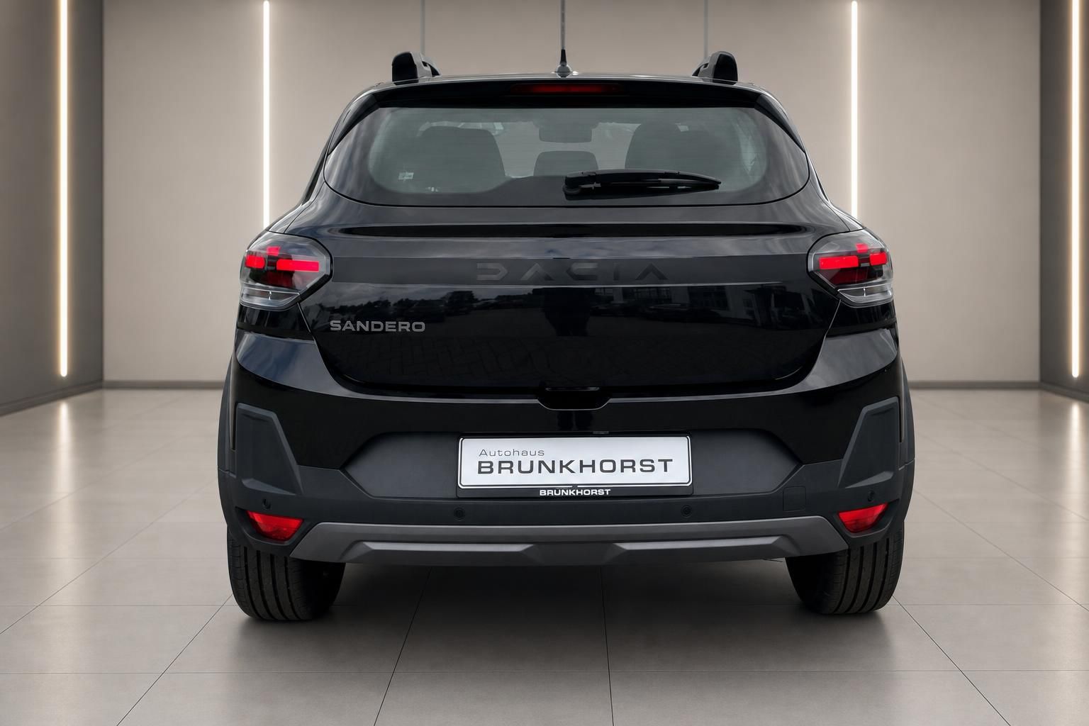 Dacia Sandero schwarz, Heckansicht mit LED-Rückleuchten