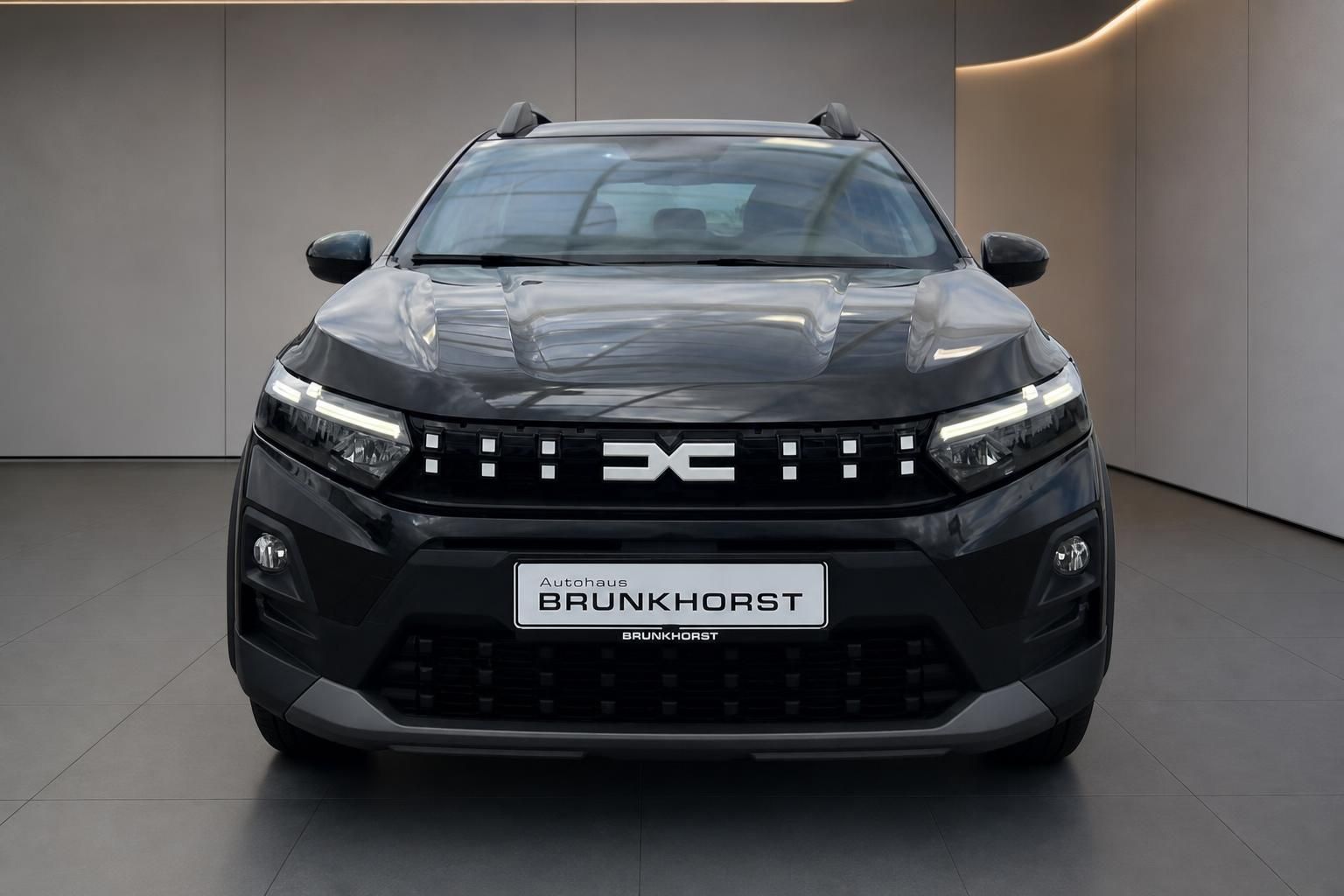 Dacia Sandero Stepway schwarz, Frontansicht mit LED-Scheinwerfern