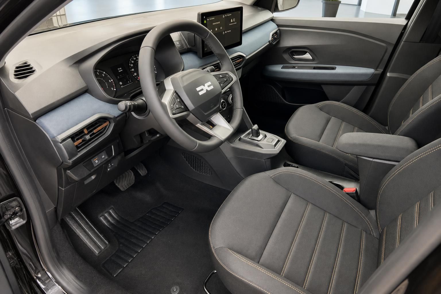 Dacia Sandero Innenraum mit Cockpit, Lenkrad und Sitzen