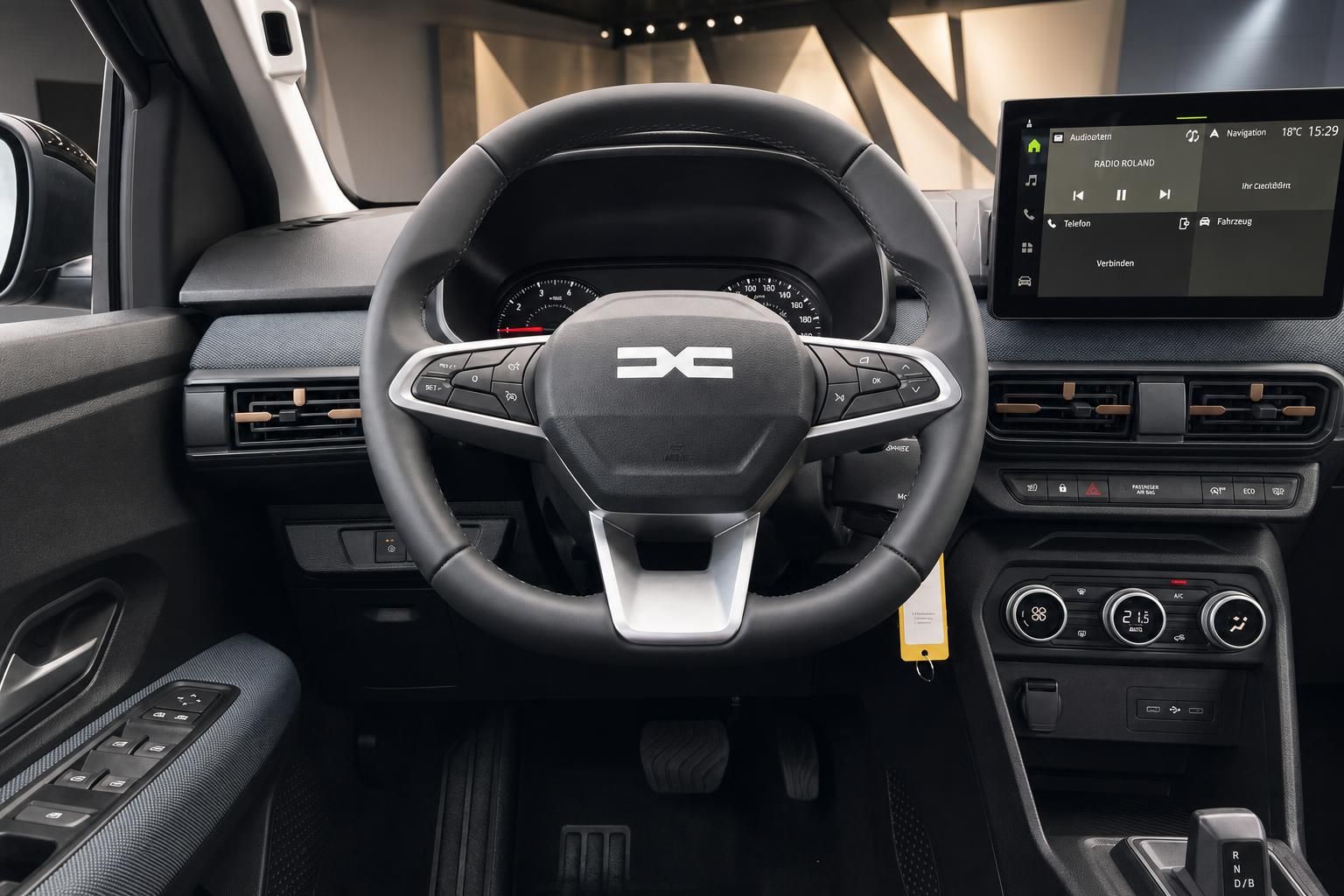 Lenkrad und Cockpit Ansicht im Dacia Fahrzeuginnenraum