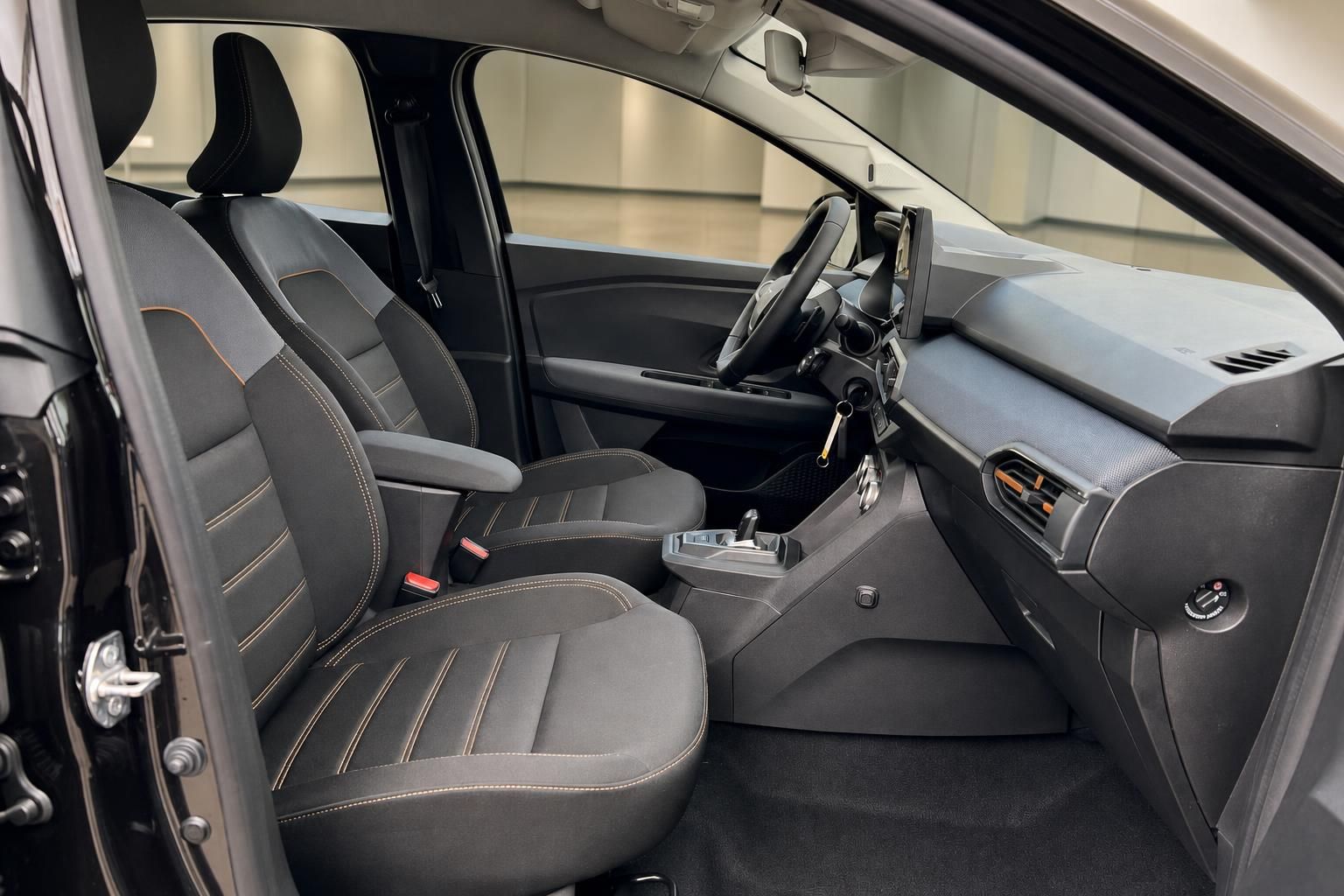 Innenraum Dacia mit schwarzen Sportsitzen und Kontrastnaht