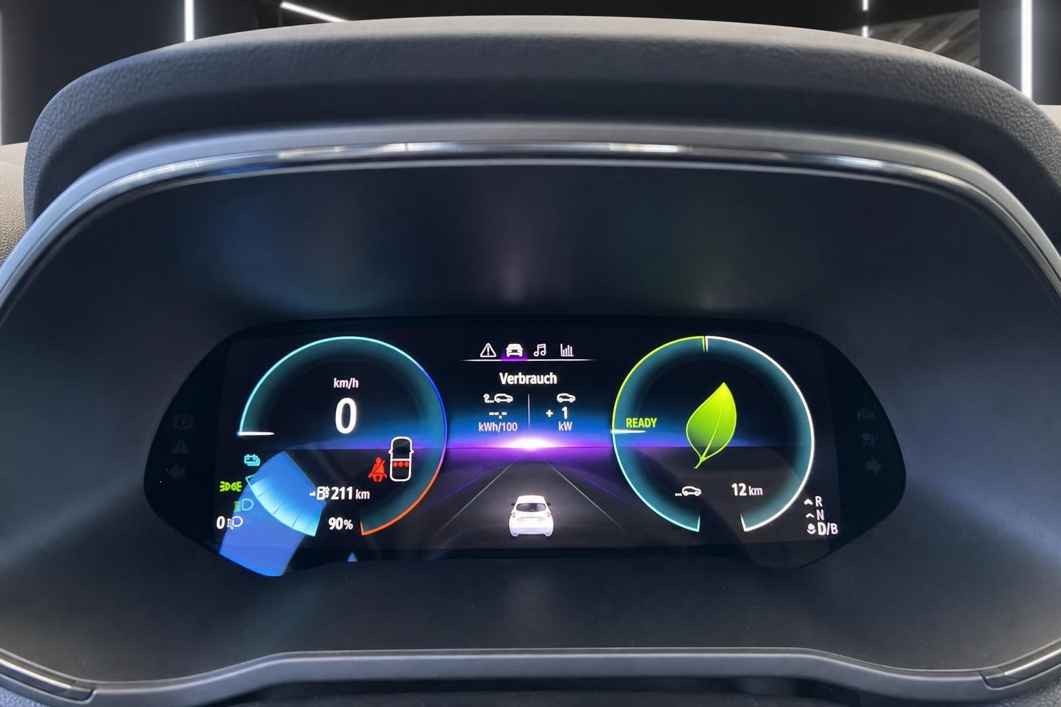 Digitales Kombiinstrument im Fahrzeug mit Elektroauto-Anzeige und Verbrauchsmesser