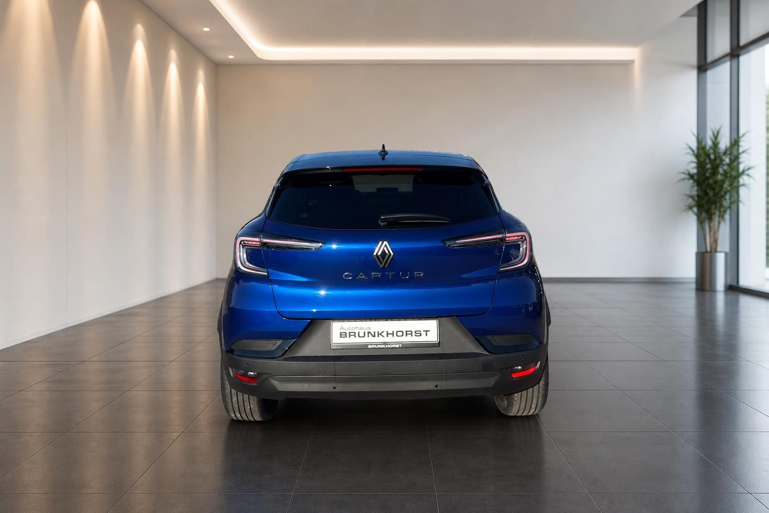 Blauer Renault Captur Heckansicht mit LED-Rückleuchten bei Autohaus Brunkhorst