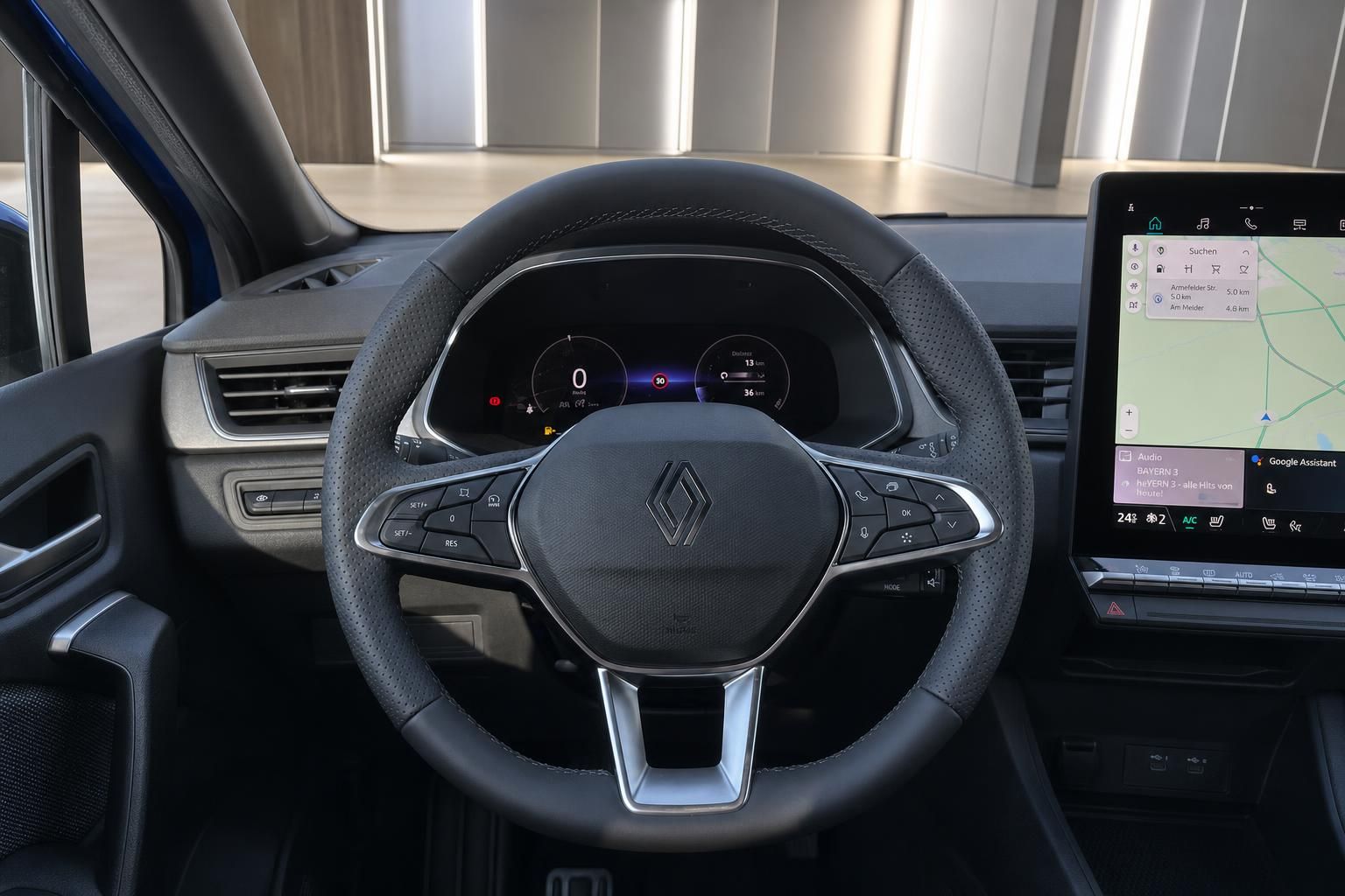 Renault Lenkrad mit digitalen Instrumenten und Navigationssystem im Captur