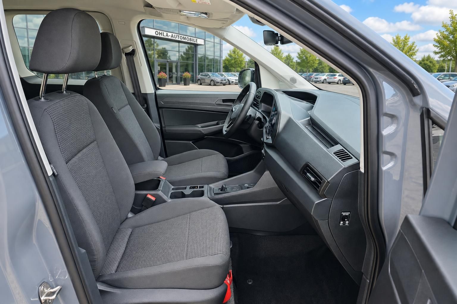 VW Caddy Innenraum Fahrersitz und Armaturenbrett Detail
