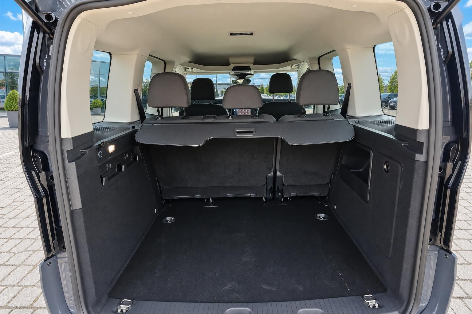 VW Caddy Kofferraum mit umgeklappten Sitzen und viel Stauraum