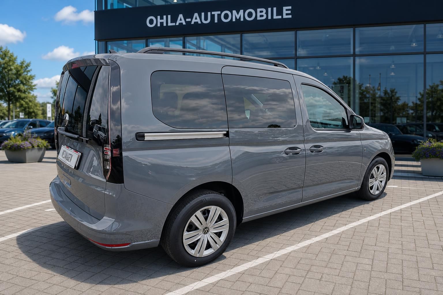 VW Caddy Neuwagen grau Seitenansicht hinten vor Autohaus