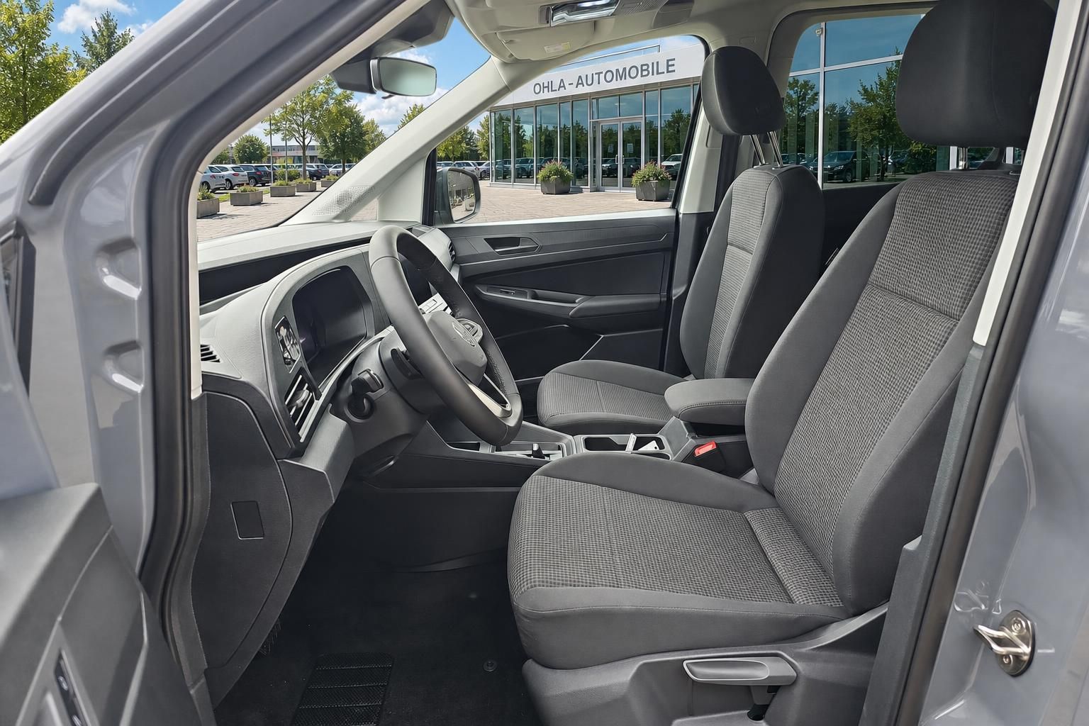 VW Caddy Innenraum Vordersitze und Cockpit Ansicht