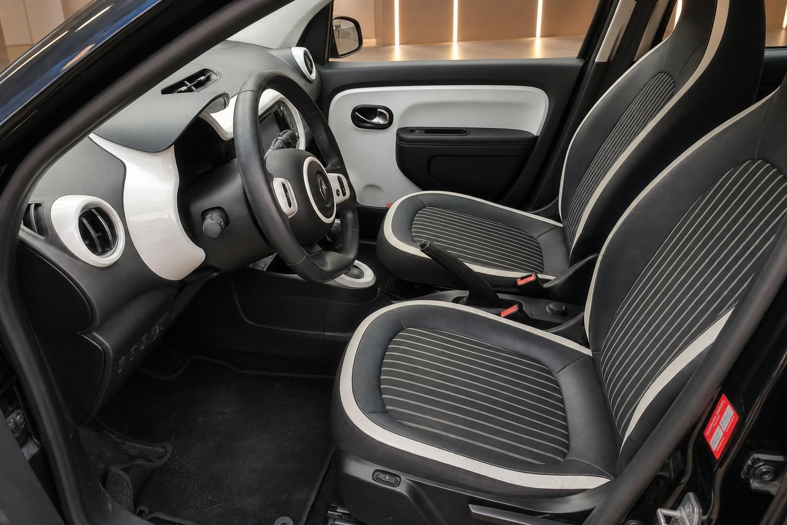 Renault Twingo Innenraum mit grau-weißen Sitzen und modernem Cockpit-Design