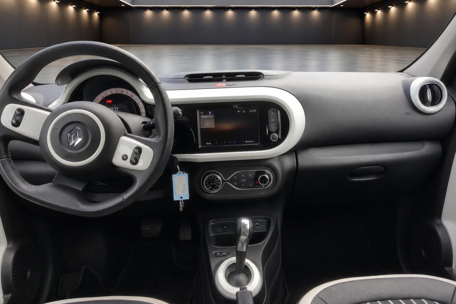 Renault Twingo Armaturenbrett mit Lenkrad, Touchscreen-Display und Klimabedienung