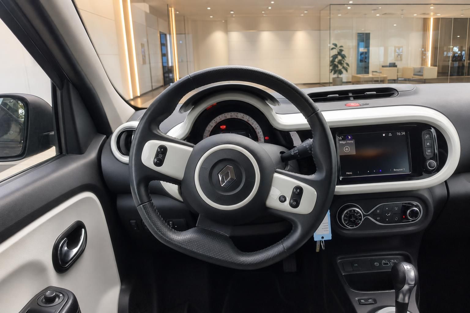 Fahrzeug Innenraum mit Lenkrad, Armaturenbrett und Infotainment-System