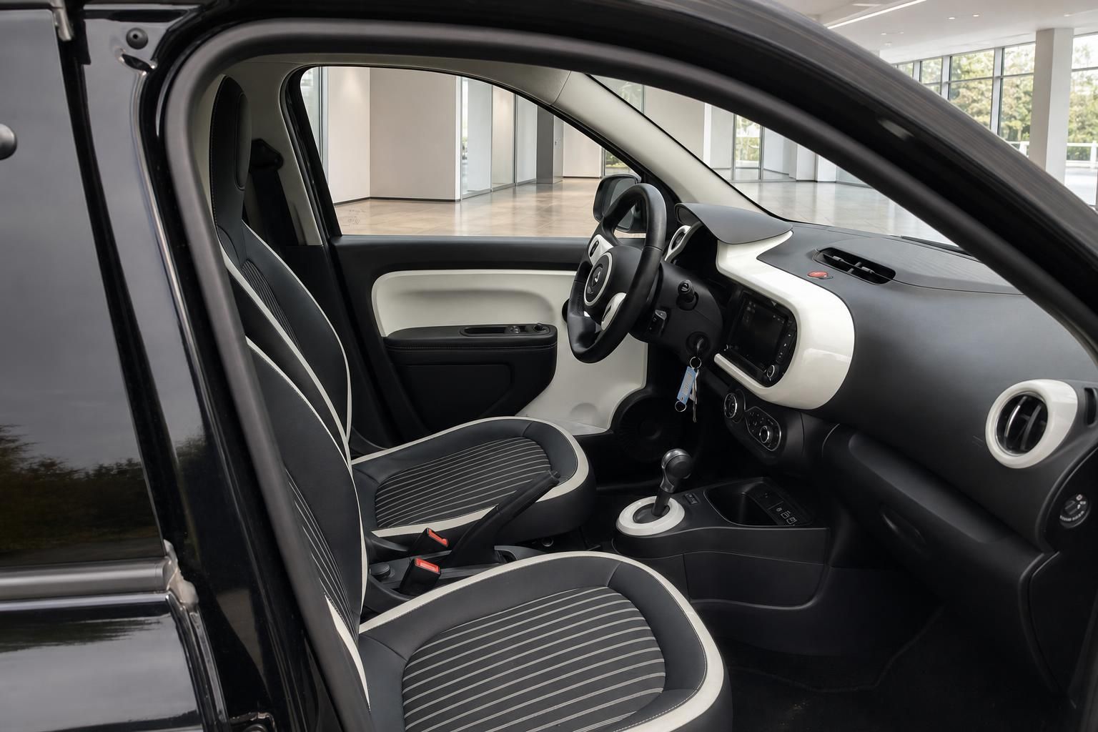 Fahrzeug Cockpit-Ansicht mit Fahrersitz, Lenkrad und Armaturenbrett