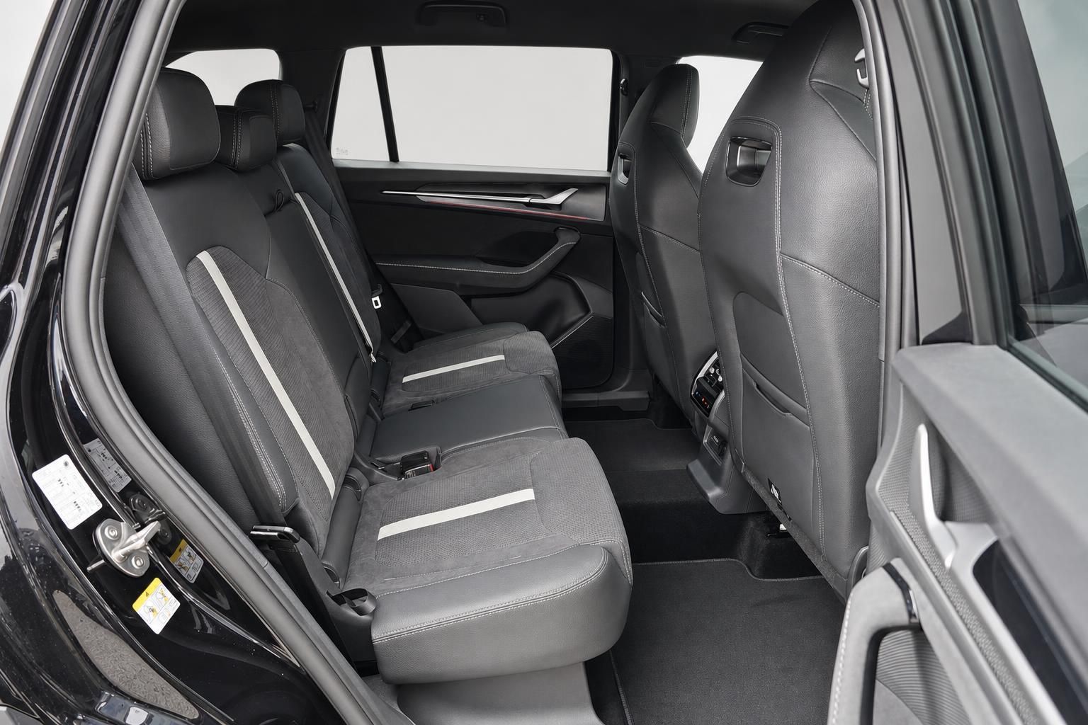 Innenraum eines SUV mit Blick auf die Rücksitzbank aus Leder