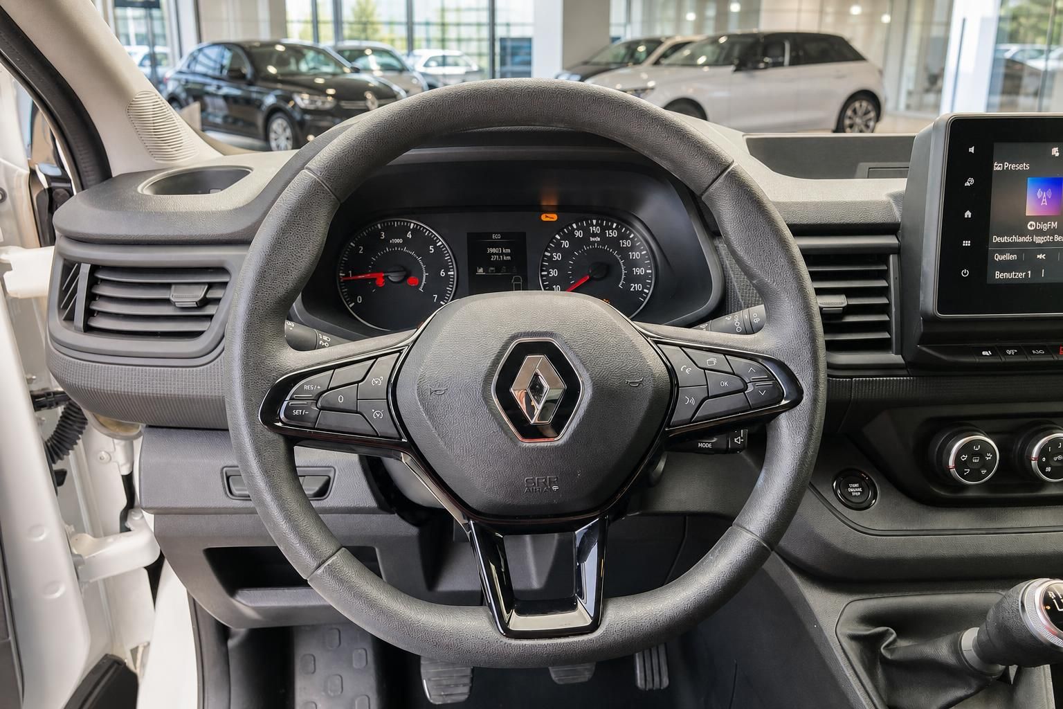 Renault Fahrzeug Cockpit mit Lenkrad Armaturenbrett und Infotainment Display Innenraum