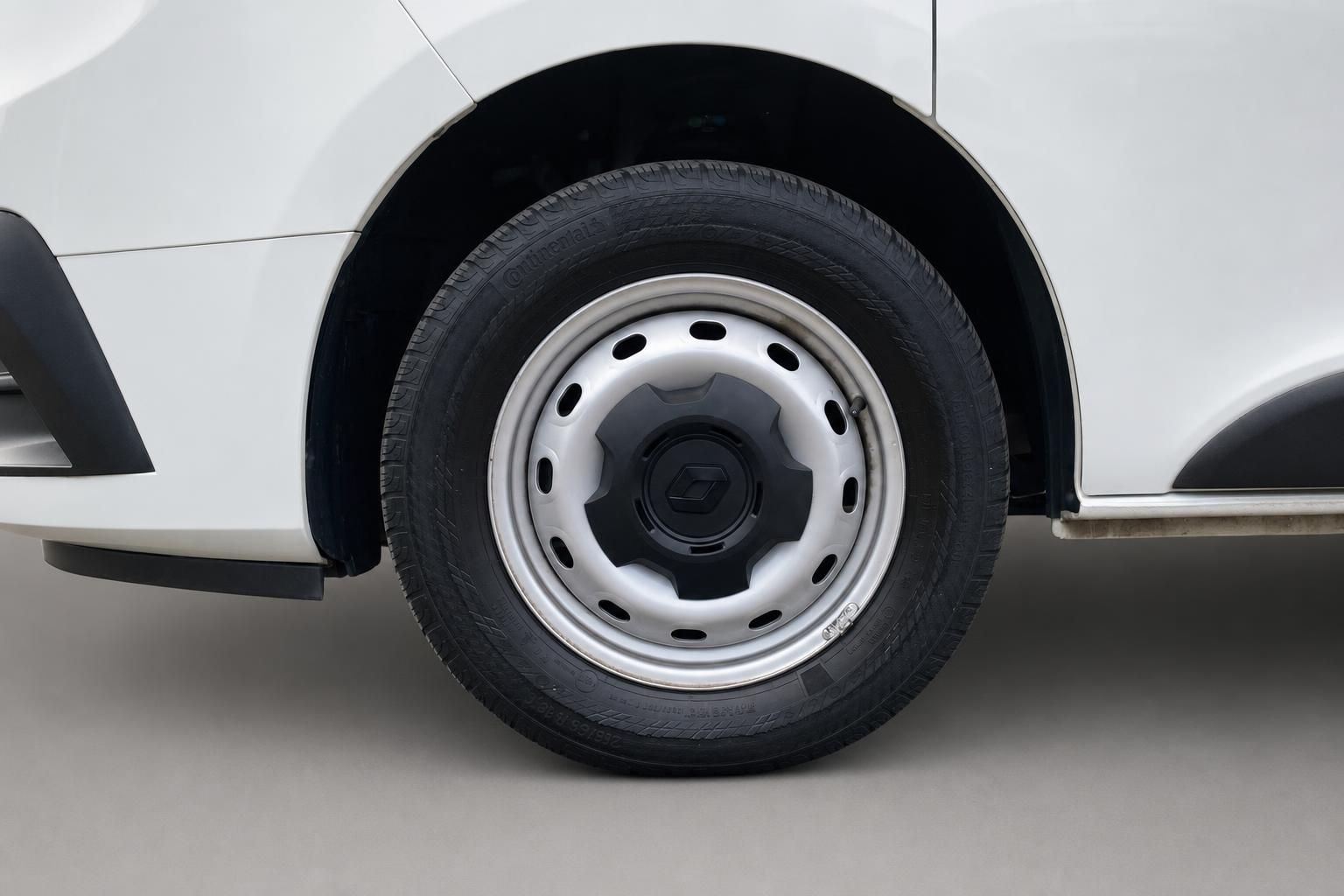 Weißer Transporter Rad mit Stahlfelge und Reifen Seitenansicht Detail