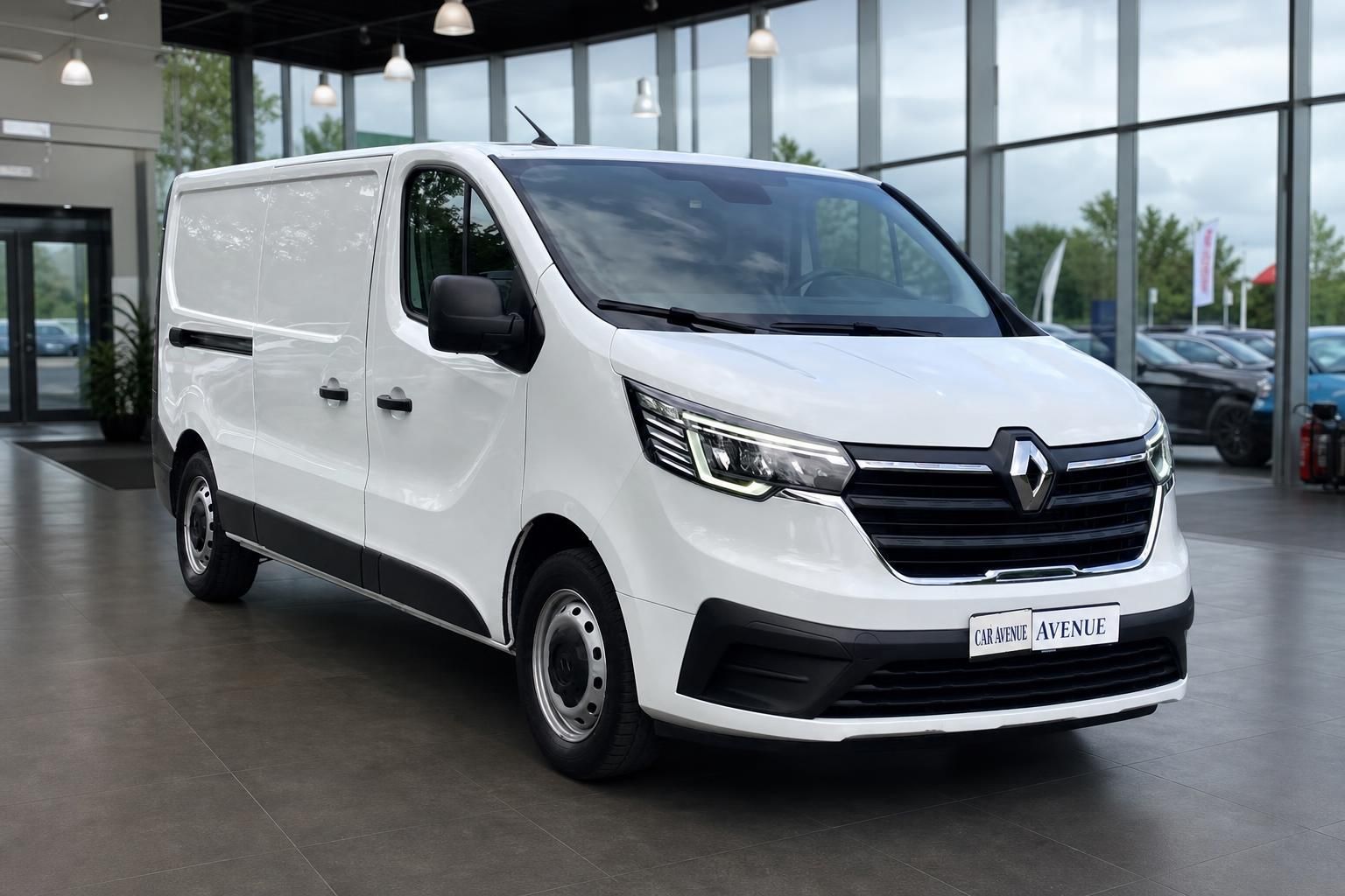 Weißer Renault Transporter im Autohaus-Showroom - seitliche Frontansicht