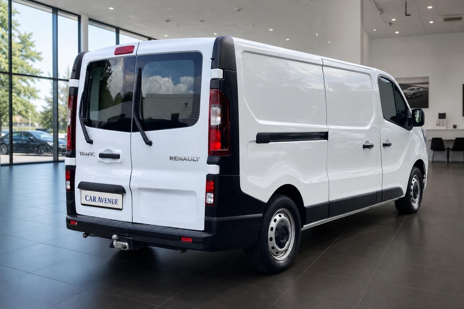 Weißer Renault Trafic Transporter - Heckansicht im Autohaus mit Car Avenue Kennzeichen