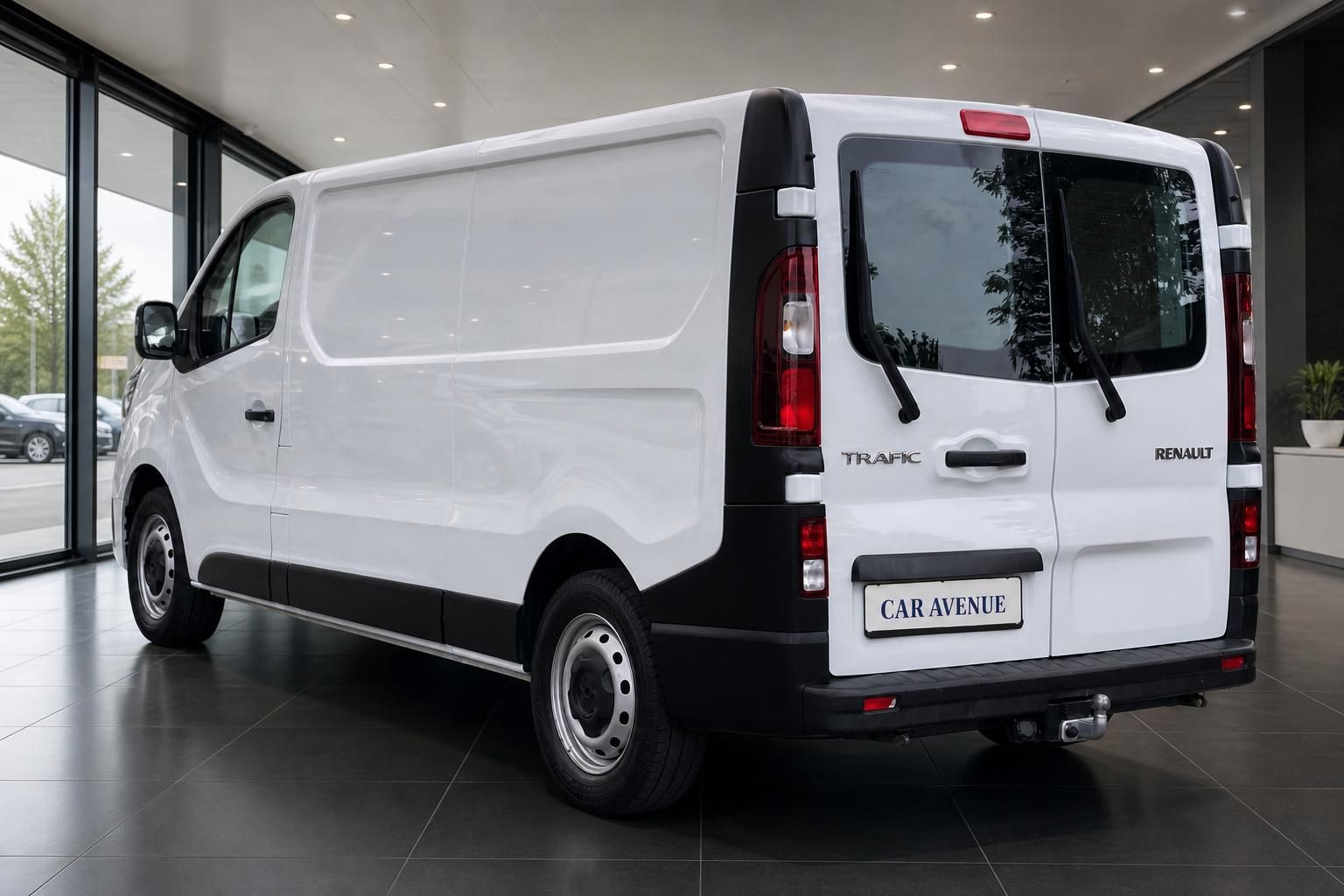 Weißer Renault Trafic Kastenwagen - Heckansicht mit geöffneten Hecktüren