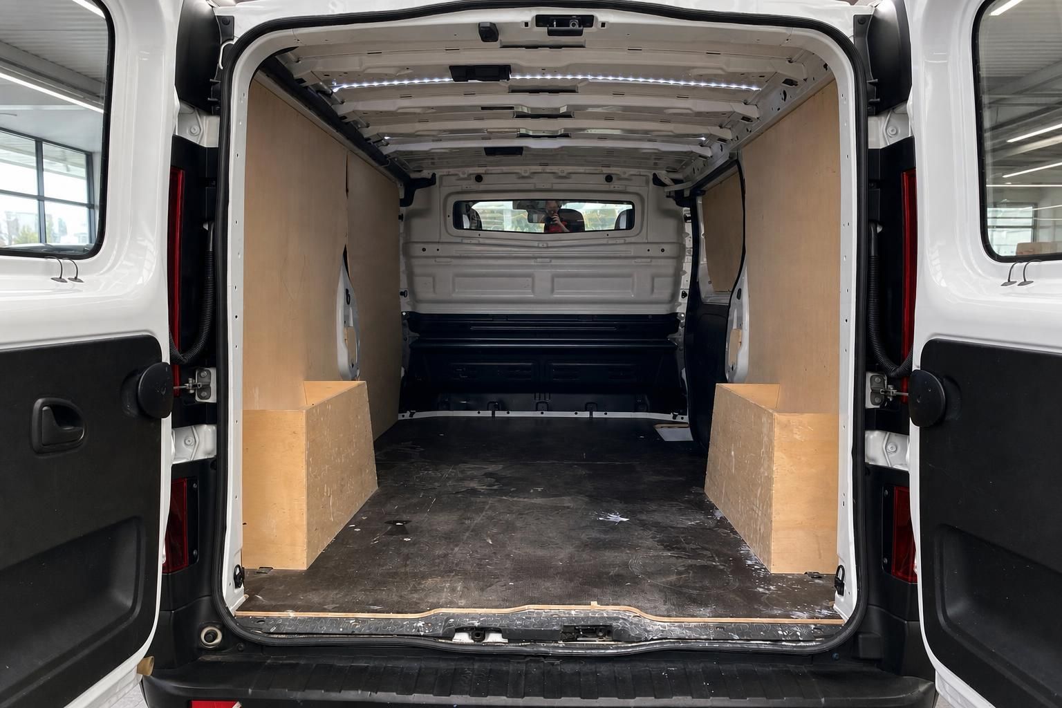 Renault Transporter Laderaum-Innenansicht mit Holzverkleidung und Ladefläche