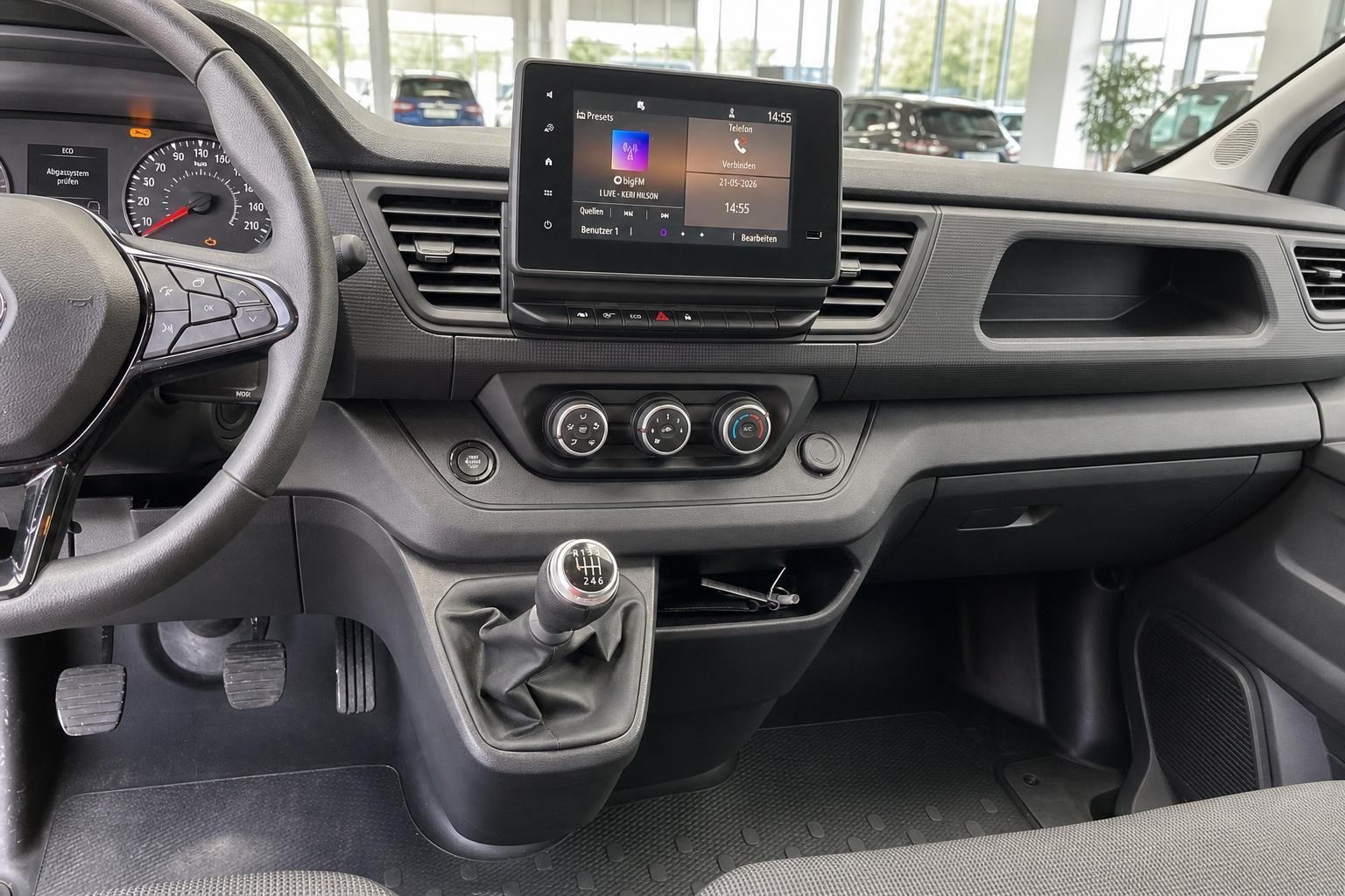 Armaturenbrett mit Touchscreen-Display und manueller Klimaanlage - Transporter Cockpit