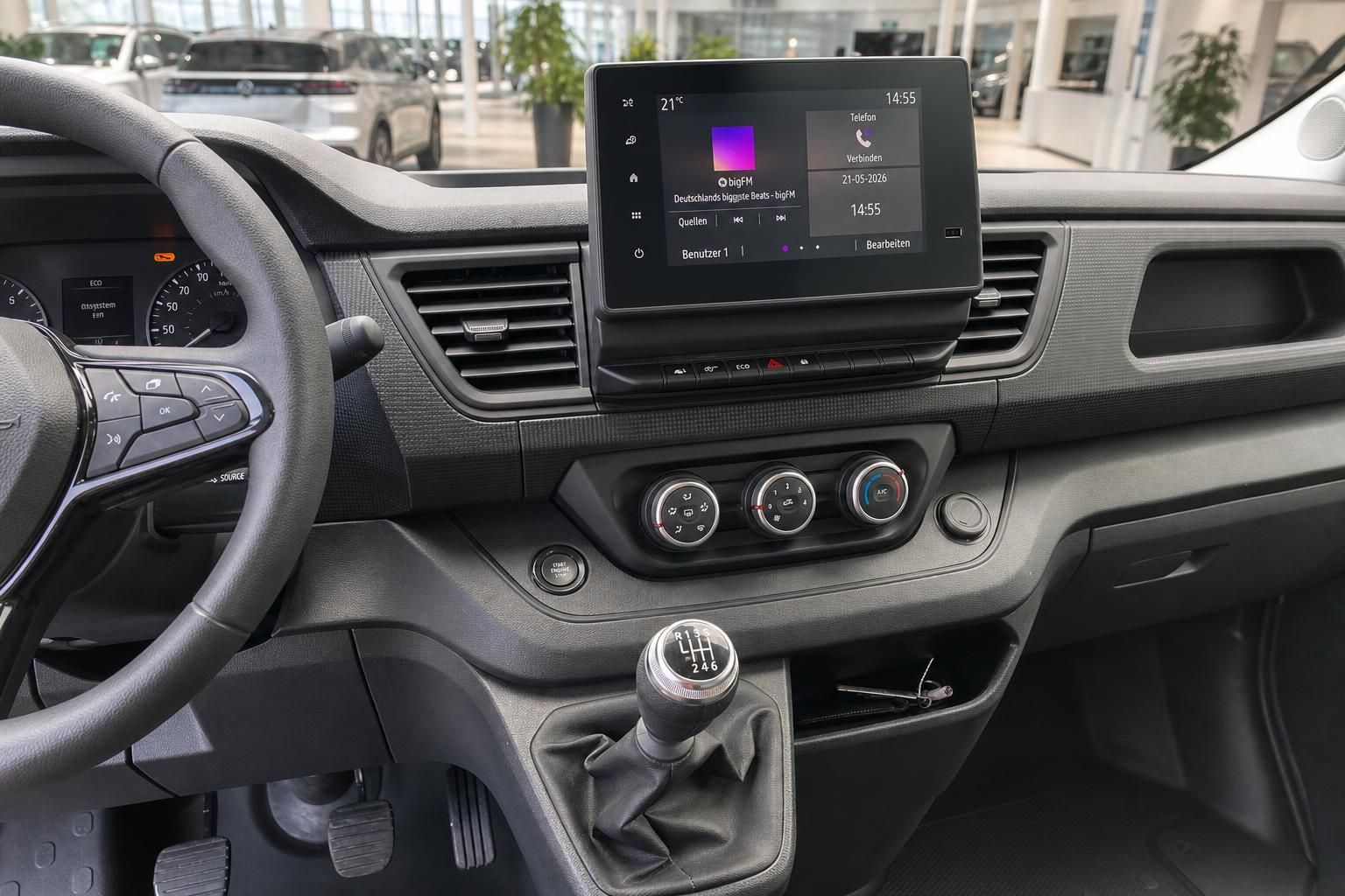Mittelkonsole mit Touchscreen-Infotainment und 6-Gang Schaltgetriebe - Van Innenausstattung