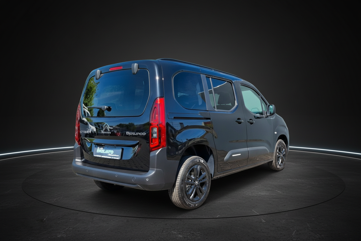 Citroën Berlingo Rückansicht in Schwarz auf Fotoplattform – kompakter Familien-Van