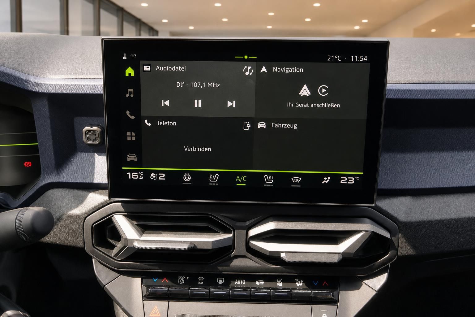 Dacia Touchscreen-Infotainmentsystem mit Navigation, Audio und Klimasteuerung im Cockpit