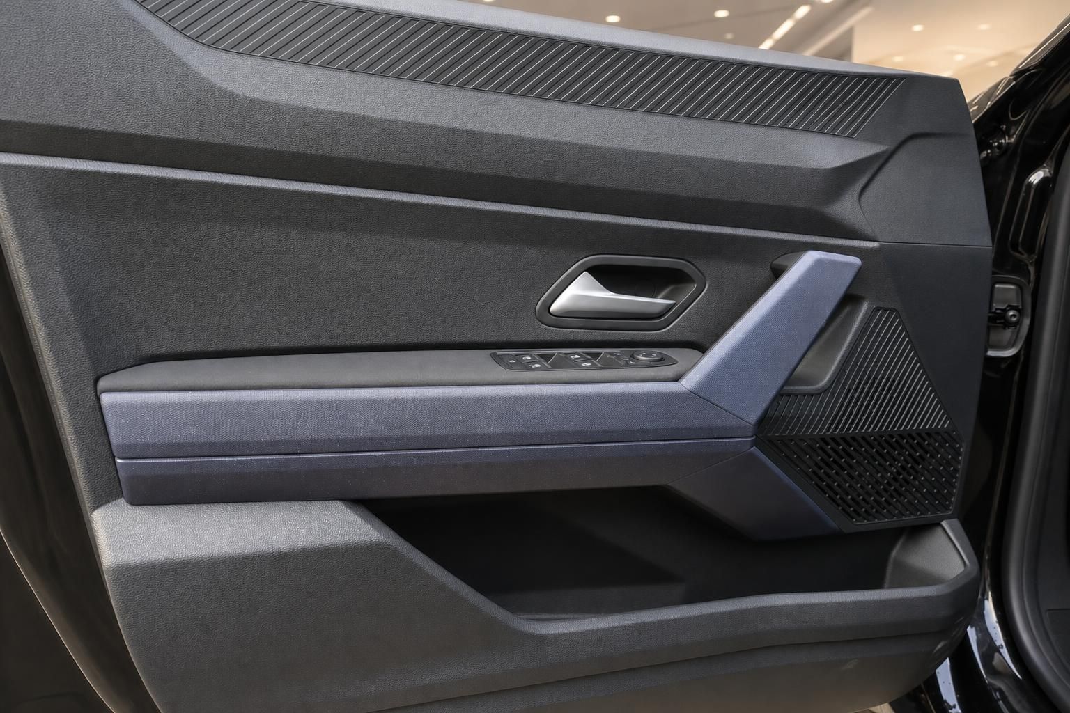 Dacia Fahrertür Innenverkleidung mit Türgriff, Fensterheber und blauem Dekorstreifen