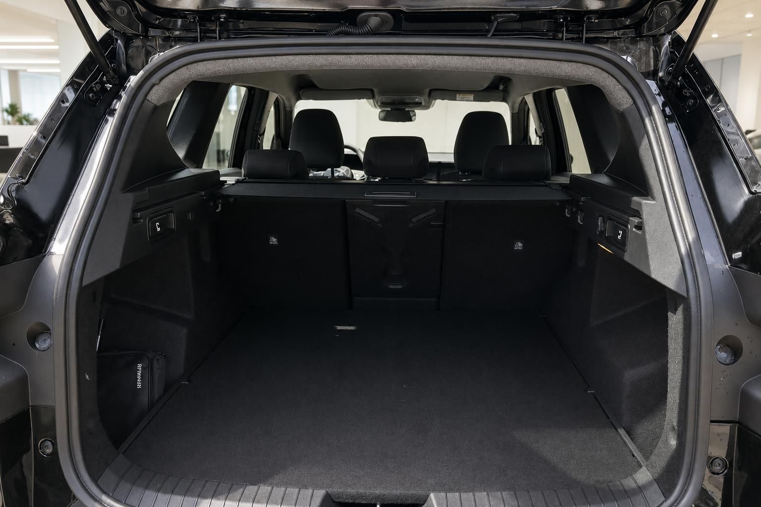 Geräumiger Kofferraum eines Renault SUV mit umgeklappter Rücksitzbank von hinten geöffnet