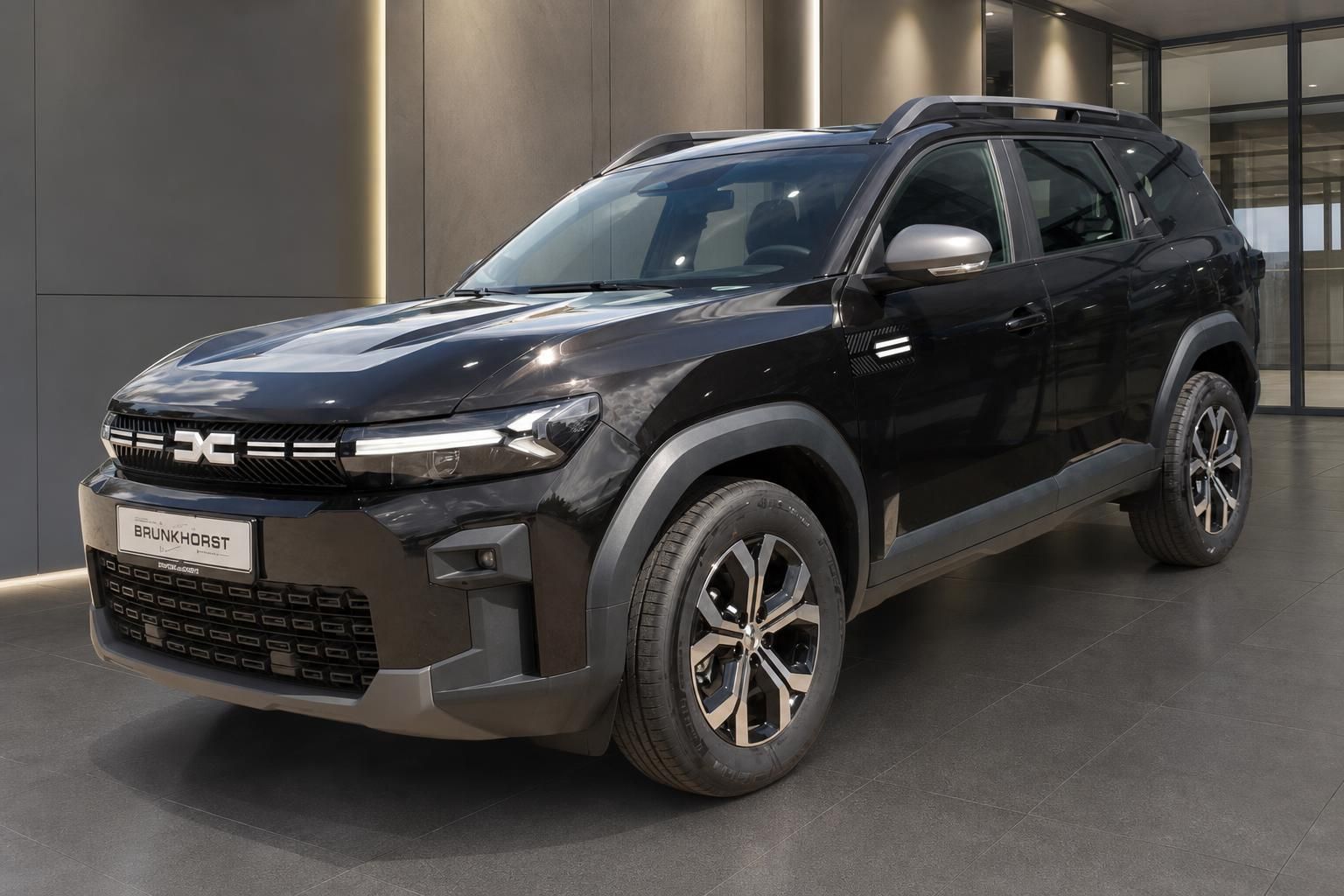 Dacia Bigster SUV schwarz Frontansicht schräg im Autohaus – moderner Crossover Neuwagen