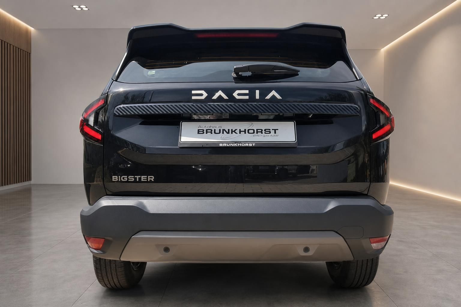 Dacia Bigster SUV schwarz Heckansicht im Autohaus – markantes Design mit LED-Rückleuchten