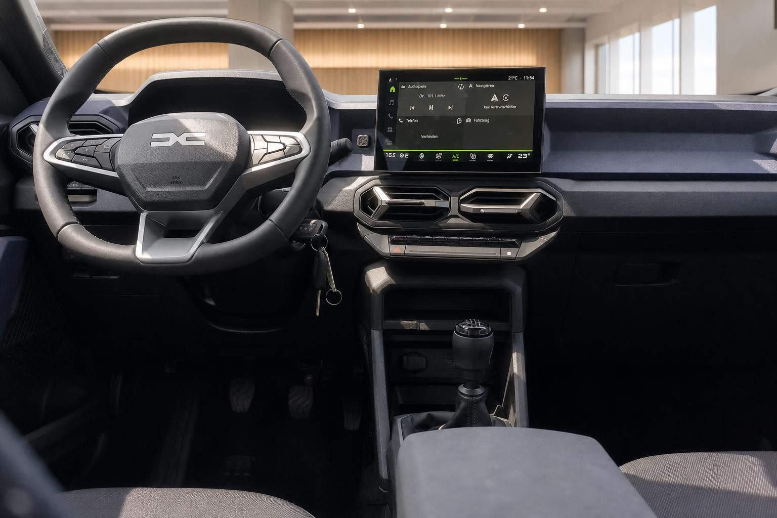 Dacia Innenraum Cockpit mit Lenkrad, Touchscreen-Infotainment und Schaltgetriebe